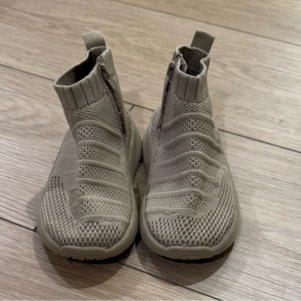 Zara size 24 toddler shoes 7.5C